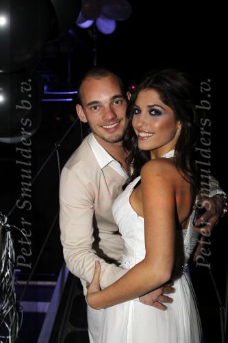 Amsterdam 18 maart 2010
Wesley Sneijders heeft voor zijn vrouw Yolanthe Cabau v Kasbergen een surprise feest georganiseerd voor haar 25 e verjaardag op de supperclub boot. Ze slapen in het Amstel hotel.
Peter Smulders bv