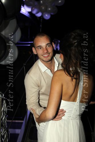 Amsterdam 18 maart 2010
Wesley Sneijders heeft voor zijn vrouw Yolanthe Cabau v Kasbergen een surprise feest georganiseerd voor haar 25 e verjaardag op de supperclub boot. Ze slapen in het Amstel hotel.
Peter Smulders bv