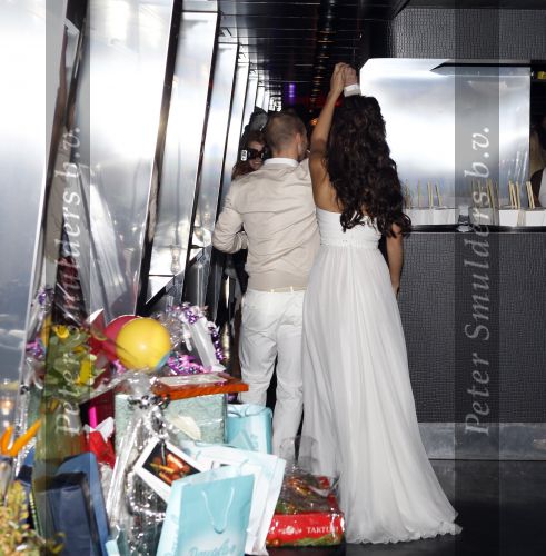 Amsterdam 18 maart 2010
Wesley Sneijders heeft voor zijn vrouw Yolanthe Cabau v Kasbergen een surprise feest georganiseerd voor haar 25 e verjaardag op de supperclub boot. Ze slapen in het Amstel hotel.
Peter Smulders bv