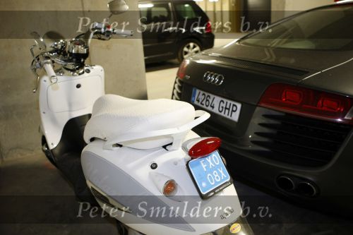 Amsterdam 20 juni 2009
De audi R8 van Wesley Sneijder staat naast de scooter van Yolanthe Cabau v Kasbergen in de garage van Yolanthe haar appartement.
Peter Smulders bv