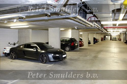 Amsterdam 20 juni 2009
De audi R8 van Wesley Sneijder staat naast de scooter van Yolanthe Cabau v Kasbergen in de garage van Yolanthe haar appartement.
Peter Smulders bv