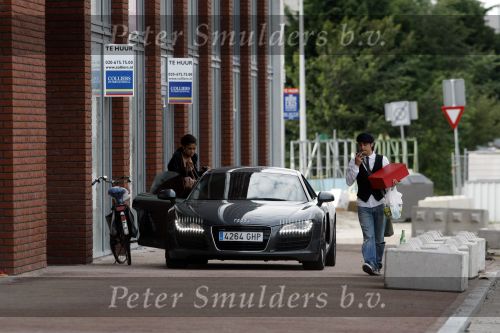 Amsterdam 20 juni 2009
De audi R8 van Wesley Sneijder staat naast de scooter van Yolanthe Cabau v Kasbergen in de garage van Yolanthe haar appartement.
Peter Smulders bv