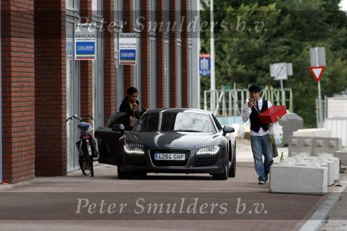 Amsterdam 20 juni 2009
De audi R8 van Wesley Sneijder staat naast de scooter van Yolanthe Cabau v Kasbergen in de garage van Yolanthe haar appartement.
Peter Smulders bv