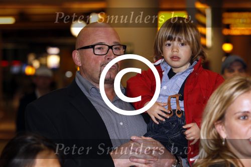 Schiphol 14 maart 2011
Amanda Krabbe komt na 4 maanden terug op schiphol en wordt daar ontavangen door martijn Bickel Jasmijn Achilles Michelle en haar ouders en beste vriendinnen.
Peter Smulders bv