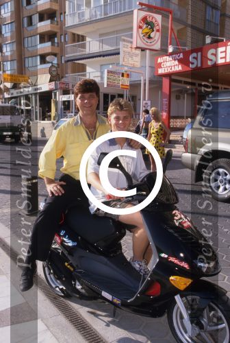 Spanje, 5 Augusus 1998 Ad v d Hurk ( Andy de Witt )
met zijn vierde vrouw en jongste kinderen
foto Peter Smulders BV
