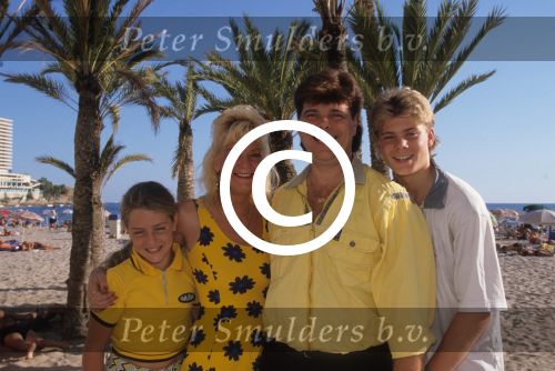 Spanje, 5 Augusus 1998 Ad v d Hurk ( Andy de Witt )
met zijn vierde vrouw en jongste kinderen
foto Peter Smulders BV