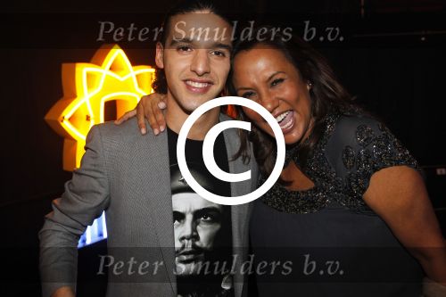 Utrecht 3 maart 2011
Uitreiking gouden en zilveren harpen in Vredenburg. Ali B en Patty Brard
Peter Smulders bv