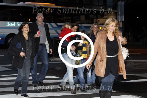 Schiphol 14 maart 2011
Amanda Krabbe komt na 4 maanden terug op schiphol en wordt daar ontavangen door martijn Bickel Jasmijn Achilles Michelle en haar ouders en beste vriendinnen.
Peter Smulders bv