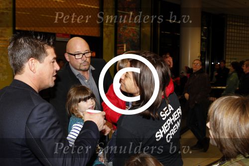 Schiphol 14 maart 2011
Amanda Krabbe komt na 4 maanden terug op schiphol en wordt daar ontavangen door martijn Bickel Jasmijn Achilles Michelle en haar ouders en beste vriendinnen.
Peter Smulders bv