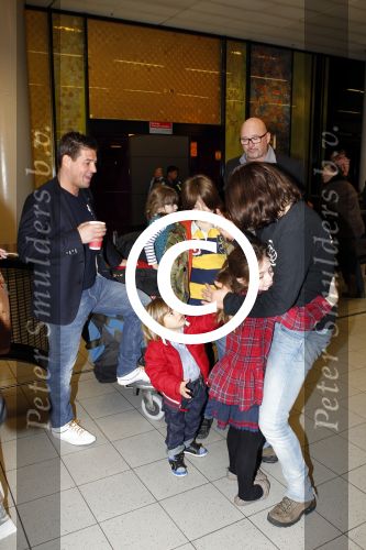 Schiphol 14 maart 2011
Amanda Krabbe komt na 4 maanden terug op schiphol en wordt daar ontavangen door martijn Bickel Jasmijn Achilles Michelle en haar ouders en beste vriendinnen.
Peter Smulders bv