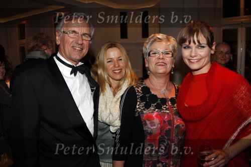Amsterdam 9 februari 2011
Premiere Blind Vertrouwen met Loek Peters Angela Schijf en Rick Engelkes in het nieuwe de la Mar. Angela met zus en ouders
Peter Smulders bv