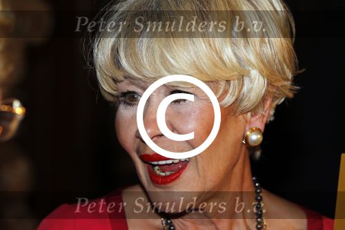 Zeist 10 maart 2011
Mieke Telkamp ontvangt uit handen van Anneke Gronloh een gouden DVD. Bart Peeters heeft alles georganiseerd.
Peter Smulders bv