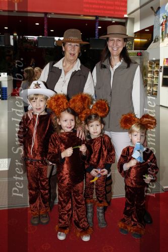 Almere 13 februari 2011
Premiere Yogi Beer in bioscoop Almere. Annemarie Jorritsma met dochter en kleinkinderen
Peter Smulders bv