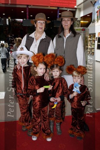 Almere 13 februari 2011
Premiere Yogi Beer in bioscoop Almere. Annemarie Jorritsma met dochter en kleinkinderen
Peter Smulders bv