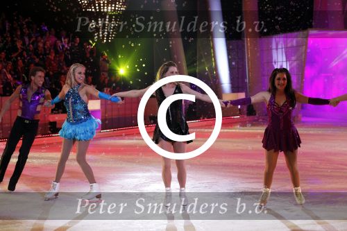 Hilversum 4 maart 2011
Sterren dansen op het ijs van SBDS 6 in studio 22 .Deelnemers zijn Monique Smit Jenny Smit Vivian Reys Babette v Veen Ralf Mackenbach Michael Boogerd en Sieneke Gerard Joling en Nance Coolen presenteren het.
Peter Smulders bv