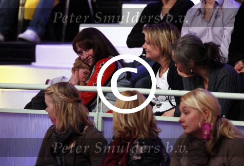 Hilversum 4 maart 2011
Sterren dansen op het ijs van SBDS 6 in studio 22 .Deelnemers zijn Monique Smit Jenny Smit Vivian Reys Babette v Veen Ralf Mackenbach Michael Boogerd en Sieneke Gerard Joling en Nance Coolen presenteren het. zoon Babette v Veen huilend
Peter Smulders bv