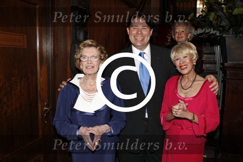 Zeist 10 maart 2011
Mieke Telkamp ontvangt uit handen van Anneke Gronloh een gouden DVD. Bart Peeters heeft alles georganiseerd.
Peter Smulders bv