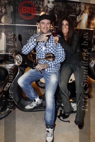 Amsterdam 17 februari 2011
Ben saunders krijgt zijn Vespa Buddha tot Buddha scooter.
Peter Smulders bv