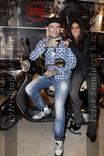 Amsterdam 17 februari 2011
Ben saunders krijgt zijn Vespa Buddha tot Buddha scooter.
Peter Smulders bv