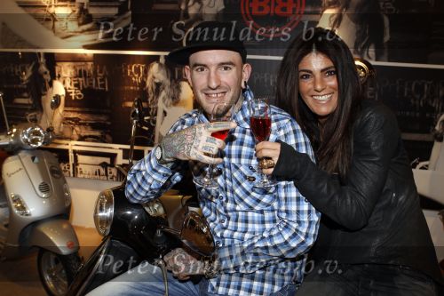 Amsterdam 17 februari 2011
Ben saunders krijgt zijn Vespa Buddha tot Buddha scooter.
Peter Smulders bv