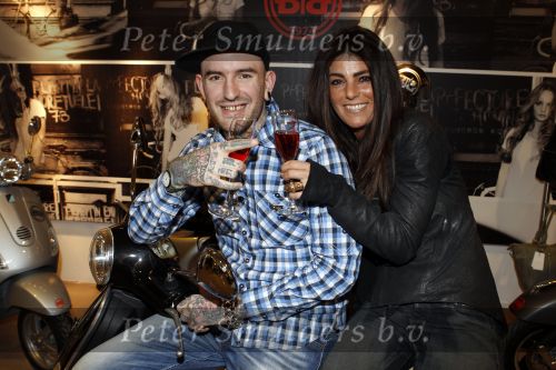 Amsterdam 17 februari 2011
Ben saunders krijgt zijn Vespa Buddha tot Buddha scooter.
Peter Smulders bv