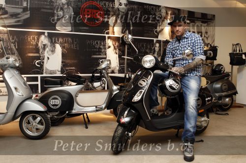 Amsterdam 17 februari 2011
Ben saunders krijgt zijn Vespa Buddha tot Buddha scooter.
Peter Smulders bv
