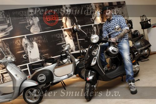 Amsterdam 17 februari 2011
Ben saunders krijgt zijn Vespa Buddha tot Buddha scooter.
Peter Smulders bv
