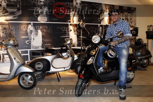 Amsterdam 17 februari 2011
Ben saunders krijgt zijn Vespa Buddha tot Buddha scooter.
Peter Smulders bv