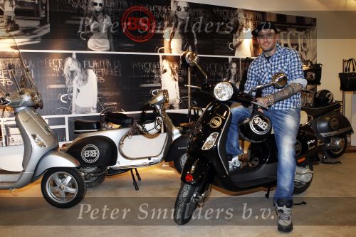 Amsterdam 17 februari 2011
Ben saunders krijgt zijn Vespa Buddha tot Buddha scooter.
Peter Smulders bv
