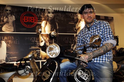 Amsterdam 17 februari 2011
Ben saunders krijgt zijn Vespa Buddha tot Buddha scooter.
Peter Smulders bv