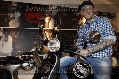 Amsterdam 17 februari 2011
Ben saunders krijgt zijn Vespa Buddha tot Buddha scooter.
Peter Smulders bv