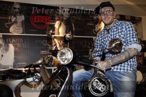 Amsterdam 17 februari 2011
Ben saunders krijgt zijn Vespa Buddha tot Buddha scooter.
Peter Smulders bv