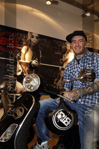 Amsterdam 17 februari 2011
Ben saunders krijgt zijn Vespa Buddha tot Buddha scooter.
Peter Smulders bv