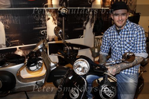 Amsterdam 17 februari 2011
Ben saunders krijgt zijn Vespa Buddha tot Buddha scooter.
Peter Smulders bv