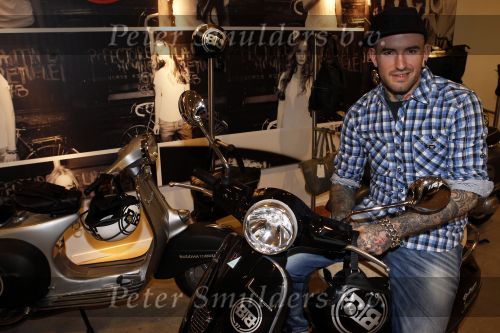 Amsterdam 17 februari 2011
Ben saunders krijgt zijn Vespa Buddha tot Buddha scooter.
Peter Smulders bv