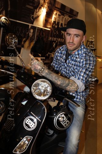 Amsterdam 17 februari 2011
Ben saunders krijgt zijn Vespa Buddha tot Buddha scooter.
Peter Smulders bv