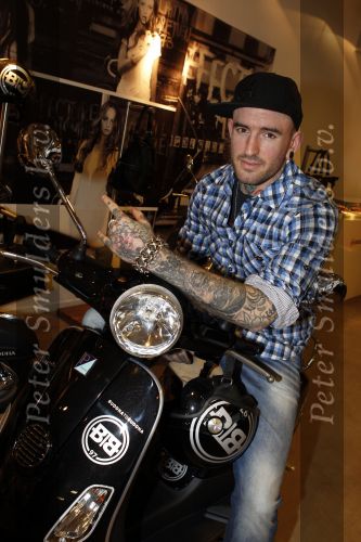 Amsterdam 17 februari 2011
Ben saunders krijgt zijn Vespa Buddha tot Buddha scooter.
Peter Smulders bv