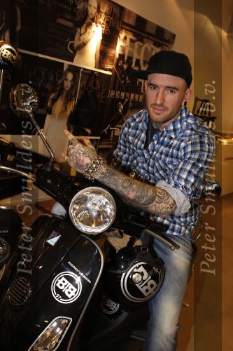 Amsterdam 17 februari 2011
Ben saunders krijgt zijn Vespa Buddha tot Buddha scooter.
Peter Smulders bv