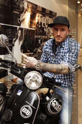 Amsterdam 17 februari 2011
Ben saunders krijgt zijn Vespa Buddha tot Buddha scooter.
Peter Smulders bv