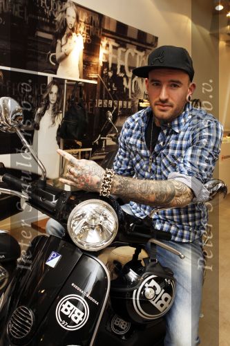 Amsterdam 17 februari 2011
Ben saunders krijgt zijn Vespa Buddha tot Buddha scooter.
Peter Smulders bv