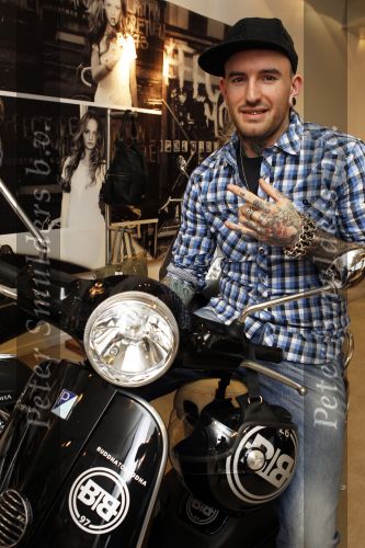 Amsterdam 17 februari 2011
Ben saunders krijgt zijn Vespa Buddha tot Buddha scooter.
Peter Smulders bv