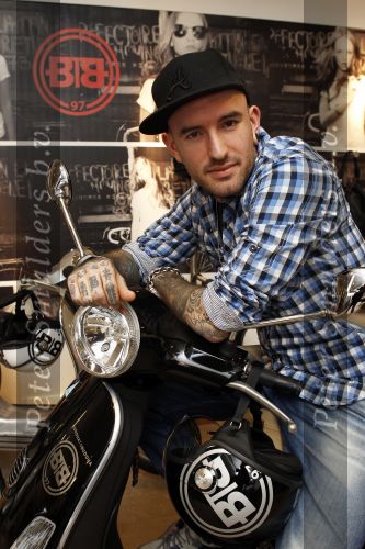 Amsterdam 17 februari 2011
Ben saunders krijgt zijn Vespa Buddha tot Buddha scooter.
Peter Smulders bv