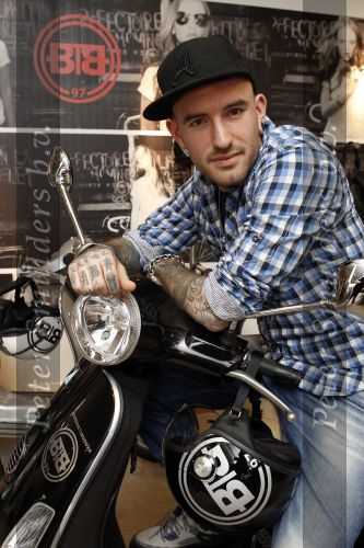 Amsterdam 17 februari 2011
Ben saunders krijgt zijn Vespa Buddha tot Buddha scooter.
Peter Smulders bv
