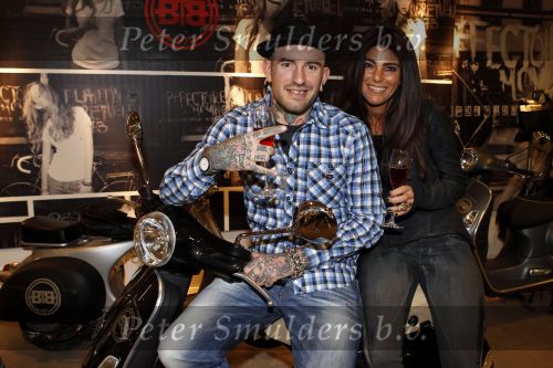 Amsterdam 17 februari 2011
Ben saunders krijgt zijn Vespa Buddha tot Buddha scooter.
Peter Smulders bv