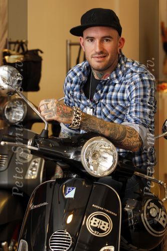 Amsterdam 17 februari 2011
Ben saunders krijgt zijn Vespa Buddha tot Buddha scooter.
Peter Smulders bv