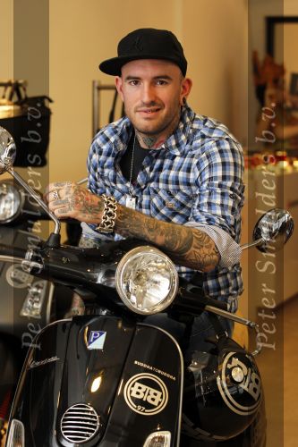 Amsterdam 17 februari 2011
Ben saunders krijgt zijn Vespa Buddha tot Buddha scooter.
Peter Smulders bv