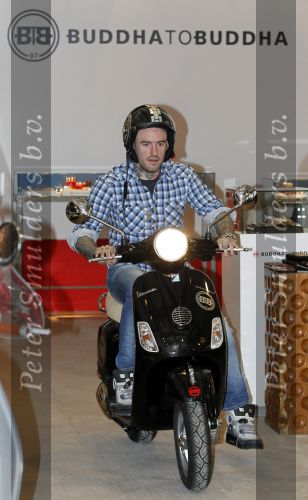 Amsterdam 17 februari 2011
Ben saunders krijgt zijn Vespa Buddha tot Buddha scooter.
Peter Smulders bv