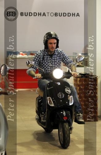 Amsterdam 17 februari 2011
Ben saunders krijgt zijn Vespa Buddha tot Buddha scooter.
Peter Smulders bv