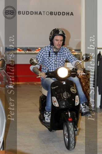 Amsterdam 17 februari 2011
Ben saunders krijgt zijn Vespa Buddha tot Buddha scooter.
Peter Smulders bv