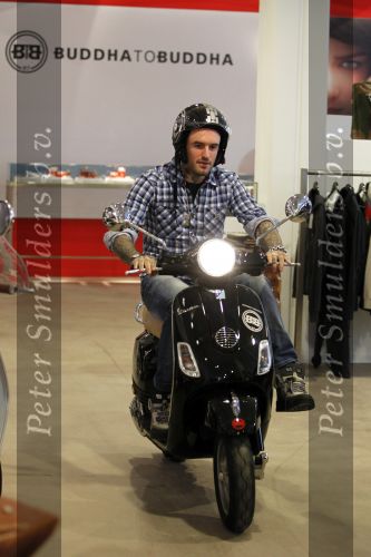 Amsterdam 17 februari 2011
Ben saunders krijgt zijn Vespa Buddha tot Buddha scooter.
Peter Smulders bv